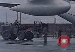 Standbild F-4 Phantom II bewaffnet und CH-46 Helikopter geladen während der Schlacht Vietnam, 1967, aus Sekunde 17 historischem Filmmaterial Videoclip 65675046345