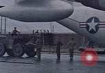 Standbild F-4 Phantom II bewaffnet und CH-46 Helikopter geladen während der Schlacht Vietnam, 1967, aus Sekunde 18 historischem Filmmaterial Videoclip 65675046345