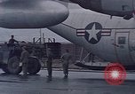 Standbild F-4 Phantom II bewaffnet und CH-46 Helikopter geladen während der Schlacht Vietnam, 1967, aus Sekunde 19 historischem Filmmaterial Videoclip 65675046345