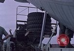 Standbild F-4 Phantom II bewaffnet und CH-46 Helikopter geladen während der Schlacht Vietnam, 1967, aus Sekunde 20 historischem Filmmaterial Videoclip 65675046345