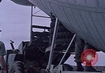 Standbild F-4 Phantom II bewaffnet und CH-46 Helikopter geladen während der Schlacht Vietnam, 1967, aus Sekunde 21 historischem Filmmaterial Videoclip 65675046345