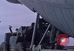 Standbild F-4 Phantom II bewaffnet und CH-46 Helikopter geladen während der Schlacht Vietnam, 1967, aus Sekunde 22 historischem Filmmaterial Videoclip 65675046345