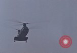Standbild F-4 Phantom II bewaffnet und CH-46 Helikopter geladen während der Schlacht Vietnam, 1967, aus Sekunde 26 historischem Filmmaterial Videoclip 65675046345