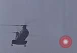 Standbild F-4 Phantom II bewaffnet und CH-46 Helikopter geladen während der Schlacht Vietnam, 1967, aus Sekunde 27 historischem Filmmaterial Videoclip 65675046345