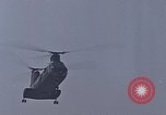 Standbild F-4 Phantom II bewaffnet und CH-46 Helikopter geladen während der Schlacht Vietnam, 1967, aus Sekunde 28 historischem Filmmaterial Videoclip 65675046345