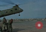 Standbild F-4 Phantom II bewaffnet und CH-46 Helikopter geladen während der Schlacht Vietnam, 1967, aus Sekunde 45 historischem Filmmaterial Videoclip 65675046345