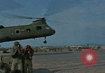 Standbild F-4 Phantom II bewaffnet und CH-46 Helikopter geladen während der Schlacht Vietnam, 1967, aus Sekunde 48 historischem Filmmaterial Videoclip 65675046345