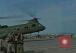 Standbild F-4 Phantom II bewaffnet und CH-46 Helikopter geladen während der Schlacht Vietnam, 1967, aus Sekunde 50 historischem Filmmaterial Videoclip 65675046345