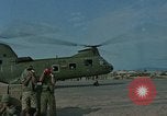 Standbild F-4 Phantom II bewaffnet und CH-46 Helikopter geladen während der Schlacht Vietnam, 1967, aus Sekunde 54 historischem Filmmaterial Videoclip 65675046345