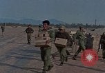 Standbild F-4 Phantom II bewaffnet und CH-46 Helikopter geladen während der Schlacht Vietnam, 1967, aus Sekunde 55 historischem Filmmaterial Videoclip 65675046345