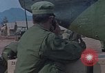 Standbild F-4 Phantom II bewaffnet und CH-46 Helikopter geladen während der Schlacht Vietnam, 1967, aus Sekunde 62 historischem Filmmaterial Videoclip 65675046345