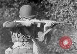 Immagine di Armi a mano United States USA, 1943, secondo 35 filmato di repertorio 65675046390