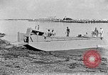 Standbild Test von Higgins Boot mit Traktor Louisiana United States USA, 1941, aus Sekunde 18 historischem Filmmaterial Videoclip 65675046394