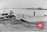 Standbild Test von Higgins Boot mit Traktor Louisiana United States USA, 1941, aus Sekunde 23 historischem Filmmaterial Videoclip 65675046394