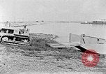 Standbild Test von Higgins Boot mit Traktor Louisiana United States USA, 1941, aus Sekunde 26 historischem Filmmaterial Videoclip 65675046394