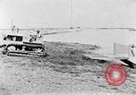 Standbild Test von Higgins Boot mit Traktor Louisiana United States USA, 1941, aus Sekunde 27 historischem Filmmaterial Videoclip 65675046394