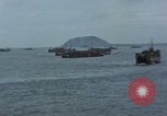 Standbild Bombardierung auf der Insel Iwo Jima, 1945, aus Sekunde 13 historischem Filmmaterial Videoclip 65675046459