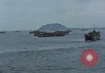 Standbild Bombardierung auf der Insel Iwo Jima, 1945, aus Sekunde 14 historischem Filmmaterial Videoclip 65675046459