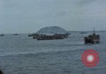 Standbild Bombardierung auf der Insel Iwo Jima, 1945, aus Sekunde 15 historischem Filmmaterial Videoclip 65675046459