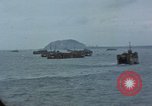 Standbild Bombardierung auf der Insel Iwo Jima, 1945, aus Sekunde 20 historischem Filmmaterial Videoclip 65675046459