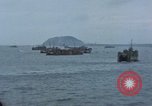 Standbild Bombardierung auf der Insel Iwo Jima, 1945, aus Sekunde 22 historischem Filmmaterial Videoclip 65675046459