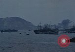 Standbild Bombardierung auf der Insel Iwo Jima, 1945, aus Sekunde 25 historischem Filmmaterial Videoclip 65675046459