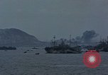 Standbild Bombardierung auf der Insel Iwo Jima, 1945, aus Sekunde 31 historischem Filmmaterial Videoclip 65675046459