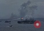 Standbild Bombardierung auf der Insel Iwo Jima, 1945, aus Sekunde 33 historischem Filmmaterial Videoclip 65675046459