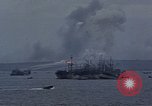 Standbild Bombardierung auf der Insel Iwo Jima, 1945, aus Sekunde 36 historischem Filmmaterial Videoclip 65675046459