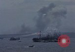 Standbild Bombardierung auf der Insel Iwo Jima, 1945, aus Sekunde 37 historischem Filmmaterial Videoclip 65675046459