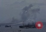 Standbild Bombardierung auf der Insel Iwo Jima, 1945, aus Sekunde 38 historischem Filmmaterial Videoclip 65675046459