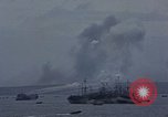 Standbild Bombardierung auf der Insel Iwo Jima, 1945, aus Sekunde 39 historischem Filmmaterial Videoclip 65675046459