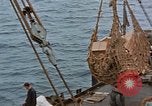 Standbild Bombardierung auf der Insel Iwo Jima, 1945, aus Sekunde 42 historischem Filmmaterial Videoclip 65675046459
