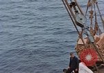 Standbild Bombardierung auf der Insel Iwo Jima, 1945, aus Sekunde 45 historischem Filmmaterial Videoclip 65675046459