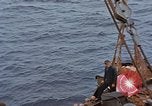 Standbild Bombardierung auf der Insel Iwo Jima, 1945, aus Sekunde 47 historischem Filmmaterial Videoclip 65675046459