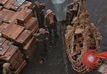 Standbild Bombardierung auf der Insel Iwo Jima, 1945, aus Sekunde 59 historischem Filmmaterial Videoclip 65675046459