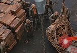 Standbild Bombardierung auf der Insel Iwo Jima, 1945, aus Sekunde 60 historischem Filmmaterial Videoclip 65675046459