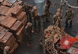 Standbild Bombardierung auf der Insel Iwo Jima, 1945, aus Sekunde 61 historischem Filmmaterial Videoclip 65675046459