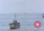Standbild Bombardierung auf der Insel Iwo Jima, 1945, aus Sekunde 11 historischem Filmmaterial Videoclip 65675046460