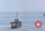 Standbild Bombardierung auf der Insel Iwo Jima, 1945, aus Sekunde 12 historischem Filmmaterial Videoclip 65675046460