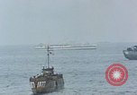 Standbild Bombardierung auf der Insel Iwo Jima, 1945, aus Sekunde 16 historischem Filmmaterial Videoclip 65675046460
