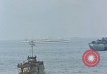 Standbild Bombardierung auf der Insel Iwo Jima, 1945, aus Sekunde 17 historischem Filmmaterial Videoclip 65675046460