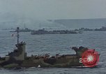 Standbild Bombardierung auf der Insel Iwo Jima, 1945, aus Sekunde 35 historischem Filmmaterial Videoclip 65675046460