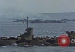 Standbild Bombardierung auf der Insel Iwo Jima, 1945, aus Sekunde 40 historischem Filmmaterial Videoclip 65675046460