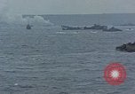 Standbild Bombardierung auf der Insel Iwo Jima, 1945, aus Sekunde 44 historischem Filmmaterial Videoclip 65675046460