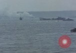 Standbild Bombardierung auf der Insel Iwo Jima, 1945, aus Sekunde 45 historischem Filmmaterial Videoclip 65675046460