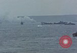 Standbild Bombardierung auf der Insel Iwo Jima, 1945, aus Sekunde 46 historischem Filmmaterial Videoclip 65675046460