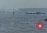 Standbild Bombardierung auf der Insel Iwo Jima, 1945, aus Sekunde 47 historischem Filmmaterial Videoclip 65675046460
