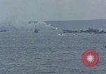 Standbild Bombardierung auf der Insel Iwo Jima, 1945, aus Sekunde 48 historischem Filmmaterial Videoclip 65675046460