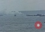 Standbild Bombardierung auf der Insel Iwo Jima, 1945, aus Sekunde 49 historischem Filmmaterial Videoclip 65675046460